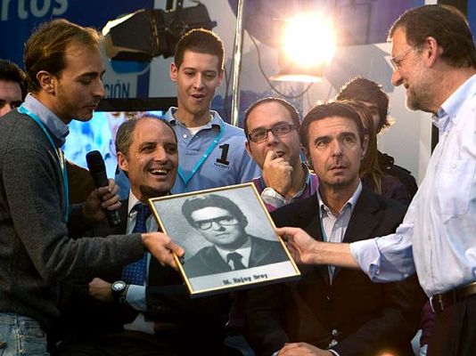 Telediario 1 - Los jóvenes regalan a Rajoy su orla