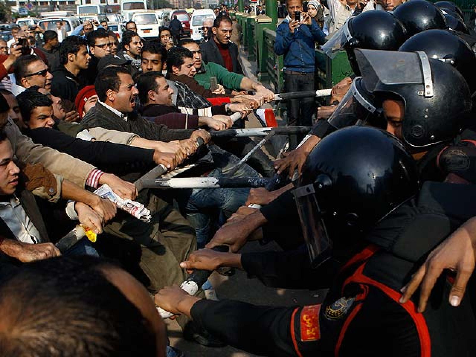 Revueltas en Egipto han obligado a un impresionante despliegue pòr parte de las fuerzas del orden