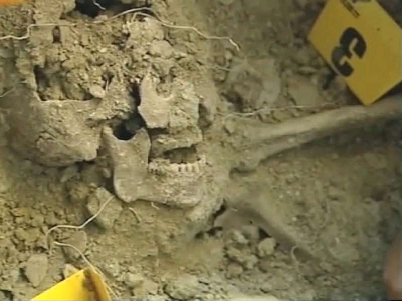 Crónicas - En la fosa de Villavella - Crónicas | Ver