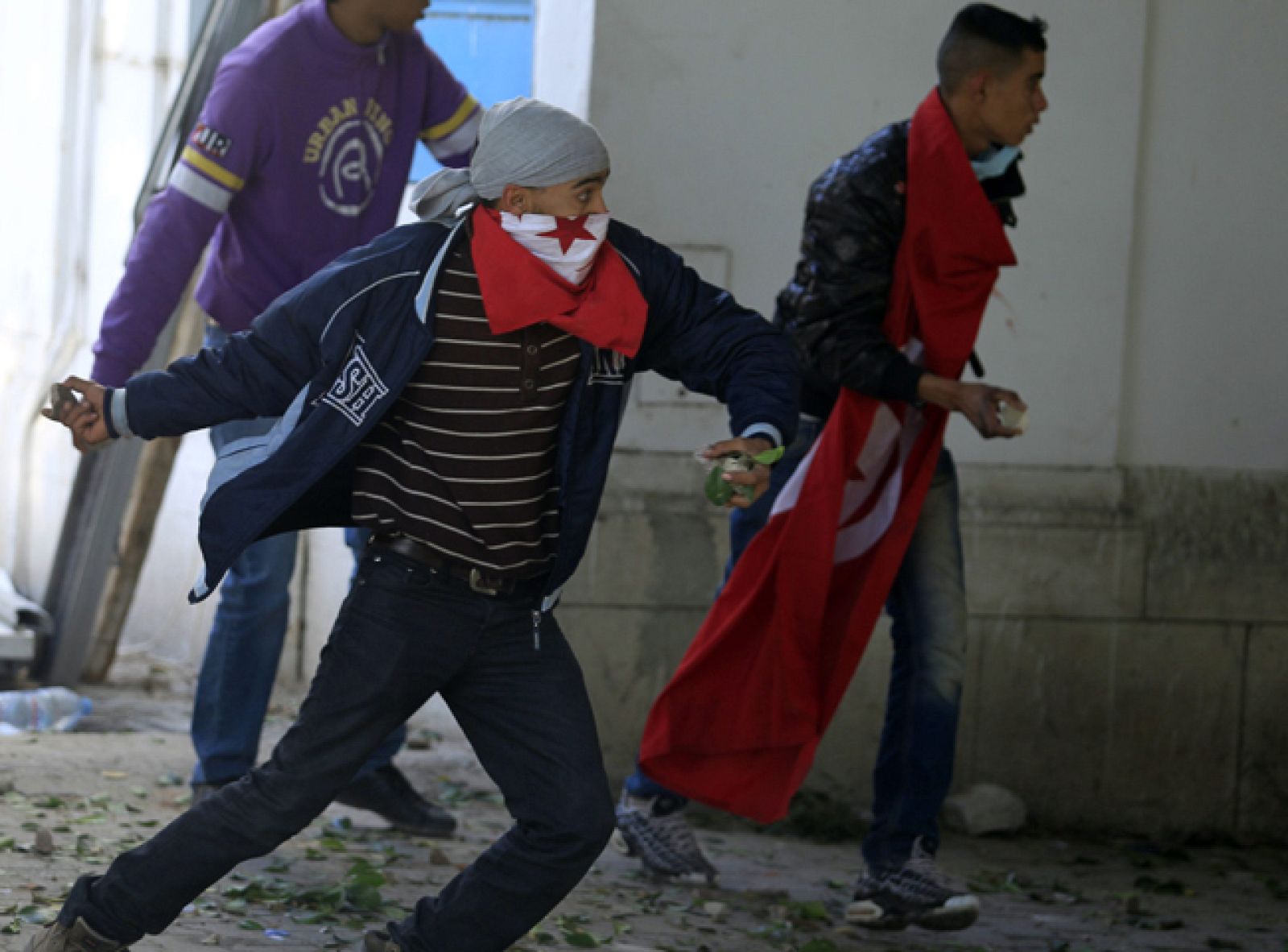 En Túnez, el gobierno provisional está siendo fuertemente contestado en la calle