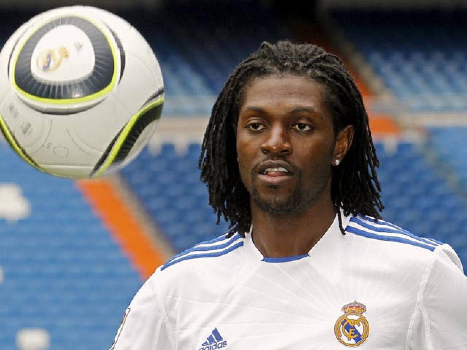 El nuevo fichaje del Real Madrid, Emmanuel Adebayor, ha sido presentado y podrá estar a disposición de Mourinho a partir del domingo.